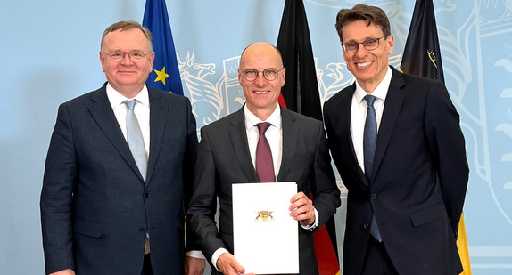 Auf dem Bild sind die Teilnehmer der Urkundenübergabe zu sehen